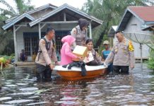 Gunakan Offroad, Kapolres Inhu Terobos Banjir Bawa Bantuan Gunakan Offroad, Kapolres Inhu Terobos Banjir Bawa Bantuan