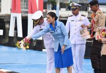 Danlanal TBK Kunjungi Ahli Waris Pengawak KRI Macan Tutul, Momentum Hari Dharma Samudera 2024 Danlanal Tanjungbalai Karimun, Letkol Laut (P) Anro Casanova, didampingi oleh Ketua Jalasenastri Cabang 6 Korcab 4 DJ A I, Ny. Julie Anro Casanova beserta para Perwira Staf, Bintara Tamtama serta pengurus Jalasenastri Lanal Tanjungbalai Karimun, melaksanakan anjang sana kepada ahli waris almarhum serta penyerahan tali asih.