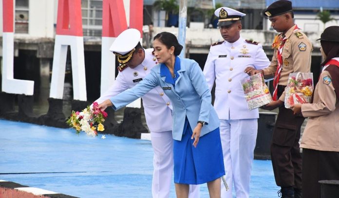 Danlanal Tanjungbalai Karimun, Letkol Laut (P) Anro Casanova, didampingi oleh Ketua Jalasenastri Cabang 6 Korcab 4 DJ A I, Ny. Julie Anro Casanova beserta para Perwira Staf, Bintara Tamtama serta pengurus Jalasenastri Lanal Tanjungbalai Karimun, melaksanakan anjang sana kepada ahli waris almarhum serta penyerahan tali asih.