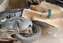 Diduga Lupa Gunakan Handbrake, Mobil Milik Pemkab Karimun Nyelonong Tabrak Motor Warga