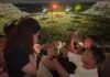 Momen Tak Terlupakan di Coldplay Singapura: Kisah Romantis ‘Yellow Proposal’ yang Mewarnai Konser Momen Tak Terlupakan di Coldplay Singapura: Kisah Romantis 'Yellow Proposal'