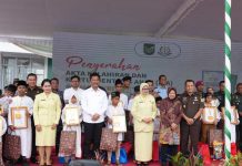 Muhammad Rudi Dampingi Mensos RI Serahkan Dokumen Kependudukan Bagi Anak Naungan LKSA Batam Muhammad Rudi Dampingi Mensos RI Serahkan LKSA di Batam