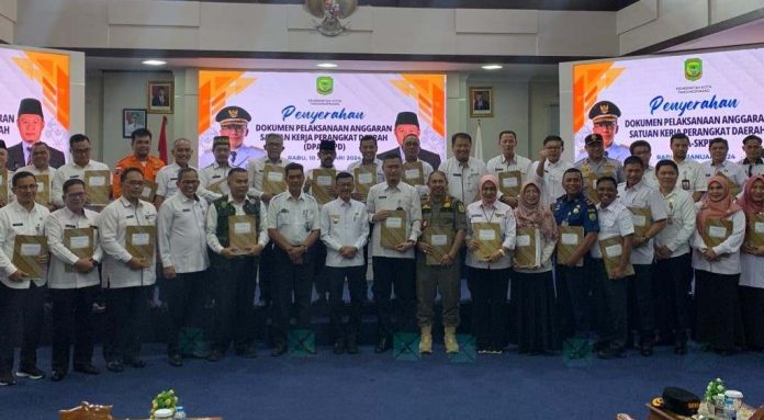 Pj Wali Kota Tanjungpinang Serahkan DPA 2024 ke Semua SKPD dan Camat