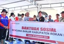 BRK Syariah Serahkan Bantuan Sembako kepada Korban Banjir di Desa Pekan Tebih, Rokan Hulu BRK Syariah Serahkan Bantuan Sembako kepada Korban Banjir di Desa Pekan Tebih, Rokan Hulu