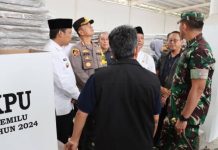 Kapolresta Pekanbaru Cek Keamanan Logistik Pemilu 2024 di Gudang KPU Kapolresta Pekanbaru Cek Keamanan Logistik Pemilu 2024 di Gudang KPU