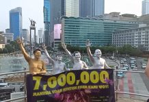 Pemeran Utama Film Agak Laen Penuhi Janji Jadi Manusi Silver di Bundaran HI Agak Laen