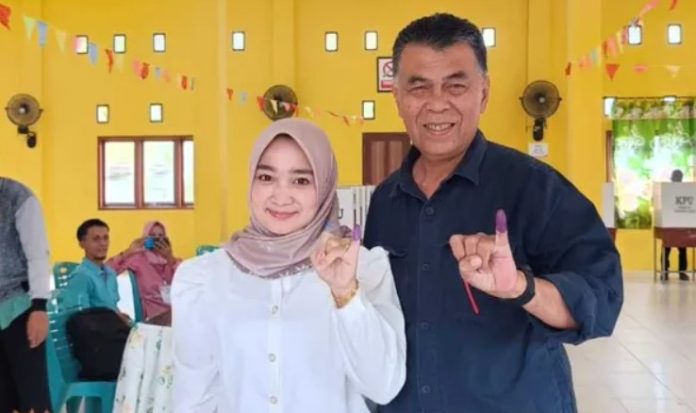 Bupati Natuna dan Istri Gunakan Hak Pilih di TPS 009 Batu Hitam Bupati Natuna dan Istri Gunakan Hak Pilih di TPS 009 Batu Hitam