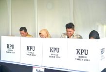 Gubernur Ansar dan Keluarga Nyoblos di TPS 002 Tanjungpinang Timur Gubernur Ansar dan Keluarga Nyoblos di TPS 002 Tanjungpinang