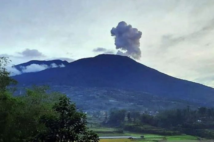 Gunung Marapi di Sumatera Barat kembali erupsi. Gunung yang sempat menelan korban jiwa 23 pendaki, terpantau erupsi Rabu (7/2/2024) pagi.