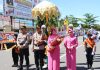 Polres Pasaman Barat Sambut Kapolres Baru dengan Tradisi Farewell And Welcome Parade Polres Pasaman Barat menggelar acara tradisi Farewell And Welcome Parade untuk melepas Kapolres lama, AKBP Nurhadiansyah, dan menyambut Kapolres baru, AKBP Agung Tribawanto.