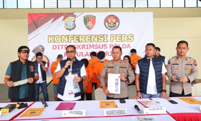 Prostitusi MiChat di Batam RE (24 tahun) dan RAP (18 tahun), ditangkap di salah satu hotel setelah tim undercover melakukan patroli siber di media sosial MiChat.