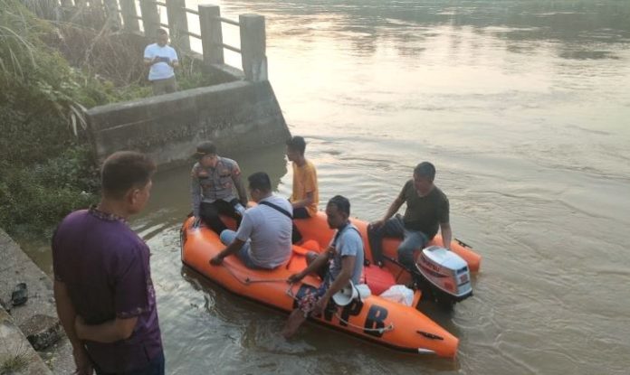Siswa SD Kelas 3 Tenggelam di Sungai Kampar, Tim SAR Gabungan Masih Lakukan Pencarian Seorang siswa kelas tiga Sekolah Dasar (SD) bernama M Kaisar (9) dilaporkan tenggelam di Sungai Kampar, Desa Limau Manis, Kecamatan Kampar
