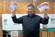 Wabup Anambas Wan Zuhendra dan Keluarga Mencoblos di TPS 02 Tarempa Wabup Wan Zuhendra dan Keluarga Mencoblos di TPS 02