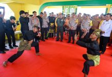 Wakapolri Komjen Pol Agus Andrianto Sholat Jumat di Masjid Pulau Penyengat Wakapolri Komjen Pol Agus Andrianto Sholat Jumat di Masjid Pulau Penyengat