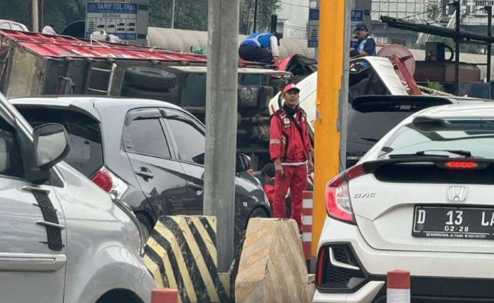 Aksi Ugal Ugalan Sopir Truk Merah Tabrak Mobil Antri di Tol Halim Utama