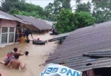 Banjir Melanda Kota Padang: Rumah Hanyut dan Jembatan Putus Akibat Hujan Lebat https://wartakepri.co.id/2024/03/08/gubernur-sumbar-mahyeldi-5-kabupaten-dan-kota-dilanda-banjir-dan-longsor/