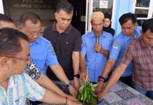 Bupati Serahkan Mobil Tangki Agar Kebutuhan Air Masyarakat Natuna Bupati Natuna, Wan Siswandi menyerahkan satu unit mobil tangki air dengan kapasitas 4000 liter kepada PDAM Tirta Nusa