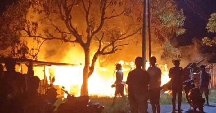 BREAKING NEWS: Sebuah Rumah di Lingkungan Tanjung Unggat Terbakar