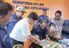 Kakanwil ATR/BPN Sri Pranoto Perkenalkan BPN Kepri yang Inovatif kepada PWI Kepri Ketua PWI Kepri Andi menandatangani karikatur foto Kakanwil ATR/BPN Kepri Sri Pranoto (dok pwi kepri)