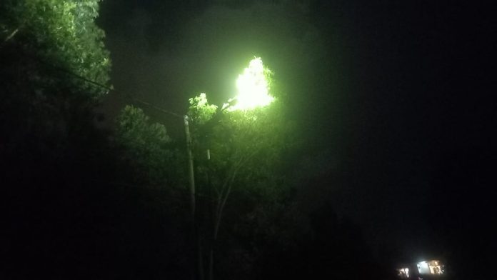 Kurang Perhatian, Ada Lampu Penerangan Jalan di Tanjunguban Menerangi Langit