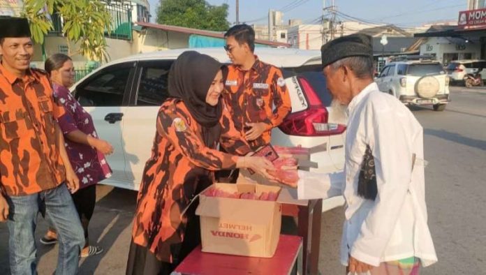 Ramadhan Berkah, PP Bintan dan DPC Srikandi Binut Berbagi Takjil Kepengendara