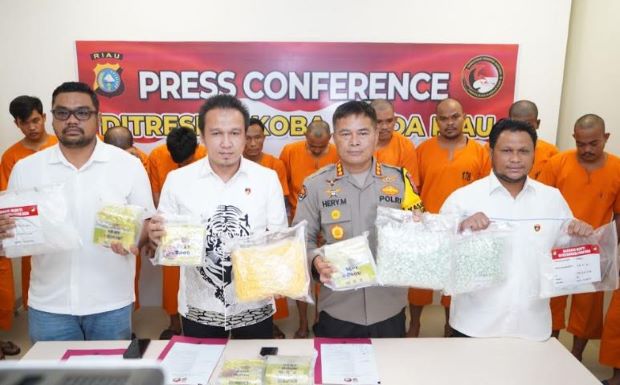 Polda Riau Bongkar Jaringan Internasional Narkoba- 19 Kg Sabu Disita Polda Riau Bongkar Jaringan Internasional Narkoba: 19 Kg Sabu Disita