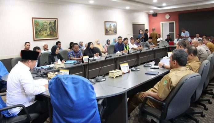 RDPU Ketua DPRD Batam Bahas Pelebaran Jalan Tembesi Tower Sei Beduk RDPU Ketua DPRD Batam Bahas Pelebaran Jalan Tembesi Tower Sei Beduk