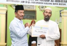 Muhammad Rudi Berbuka dan Tarawih Bersama Warga Pulau Air Raja Galang Rudi Berbuka dan Tarawih Bersama Warga Pulau Air Raja Galang