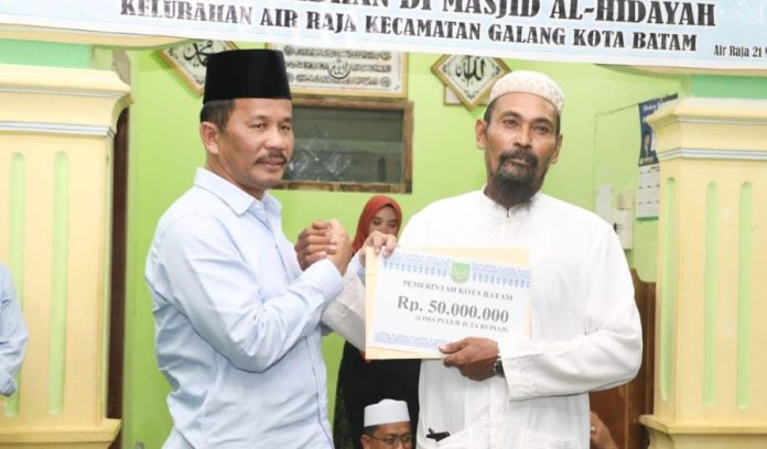 Rudi Berbuka dan Tarawih Bersama Warga Pulau Air Raja Galang Rudi Berbuka dan Tarawih Bersama Warga Pulau Air Raja Galang