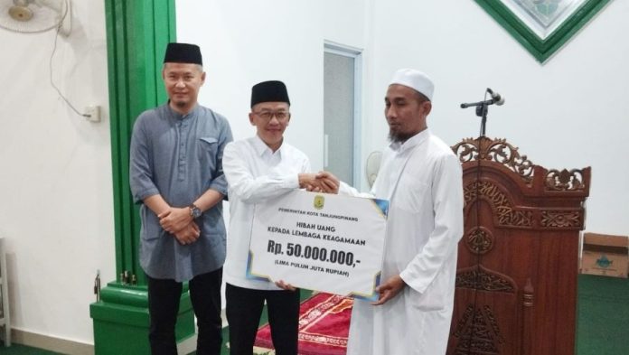 Safari Ramadhan di Masjid Baitul Taqwa, Pj Walikota Hasan Serahkan Dana Hibah Rp 50 Juta