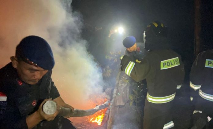 Satbrimob Polda Kepri Berhasil Memadamkan Kebakaran Hutan dan Lahan di Kawasan Bandara Hang Nadim Batam
