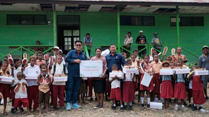 Telkomsel Salurkan Ratusan Pasang Sepatu Hasil Donasi Poin Pelanggan ke Pelajar Papua Telkomsel Salurkan Ratusan Pasang Sepatu Hasil Donasi Poin Pelanggan ke Pelajar Papua