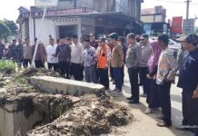 Wakil Ketua DPRD Pasaman Minta Pembangunan Jembatan dan Normalisasi Sungai Pasaman Pasca Banjir Panapa Gubernur Sumbar Mahyeldi didampingi Bupati Pasaman dan Wakil Ketua DPRD Pasaman meninjau lokasi pasca banjir Sungai Pasaman (taufik)