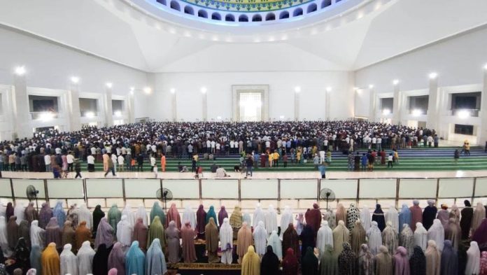 Wali Kota Batam Tarawih Perdana Ramadan 1445 di Masjid Sultan