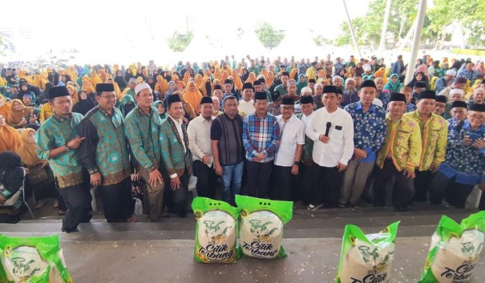 Wali Kota Batam Muhammad Rudi, serahkan bantuan beras 10 kilogram kepada tokoh agama