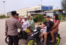 Polsek Bengkong Sambut Ramadan Berkah dengan Bagi-bagi Takjil di Jalan Golden City Polsek Bengkong Sambut Ramadan Berkah dengan Bagi-bagi Takjil di Jalan Golden City