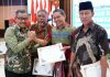 Sekda Jefridin dan Baznas Kota Batam Serahkan SK Pensiun dan Santunan Sekda Jefridin dan Baznas Kota Batam Serahkan SK Pensiun dan Santunan