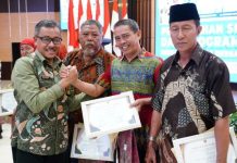 Sekda Jefridin dan Baznas Kota Batam Serahkan SK Pensiun dan Santunan Sekda Jefridin dan Baznas Kota Batam Serahkan SK Pensiun dan Santunan