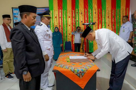 Bupati Sabar AS Pimpin Sertijab Camat Simpati- Mendorong Pelayanan Prima untuk Masyarakat Bupati Sabar AS Pimpin Sertijab Camat Simpati: Mendorong Pelayanan Prima untuk Masyarakat