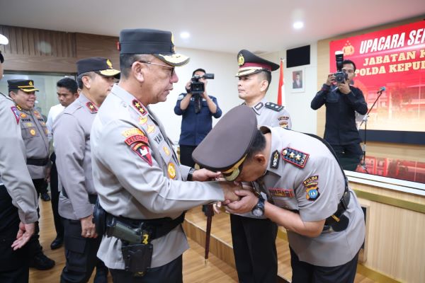 Irjen Pol Yan Fitri Pimpin Upacara Serah Terima Jabatan Kayanma Polda Kepri Irjen Pol Yan Fitri Pimpin Upacara Serah Terima Jabatan Kayanma Polda Kepri