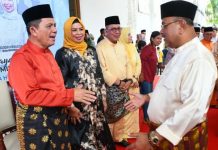 Masyarakat Serbu Gedung Daerah, Hadiri Open House Gubernur Ansar di Hari ke-2 Lebaran Masyarakat Serbu Gedung Daerah, Hadiri Open House Gubernur Ansar di Hari ke-2 Lebaran