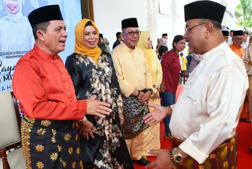 Masyarakat Serbu Gedung Daerah, Hadiri Open House Gubernur Ansar di Hari ke-2 Lebaran Masyarakat Serbu Gedung Daerah, Hadiri Open House Gubernur Ansar di Hari ke-2 Lebaran
