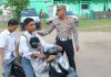 Sedang Giat Tertib Lalu Lintas, Satlantas Hentikan Pelajar Bonceng Tiga Sedang Giat Tertib Lalu Lintas, Satlantas Hentikan Pelajar Bonceng Tiga