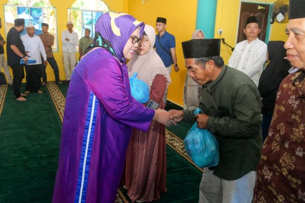 Wagub Hj Marlin Agustina Ajak Masyarakat untuk Mempererat Silaturahmi dan Memaafkan di Hari Lebaran Wagub Hj Marlin Agustina Ajak Masyarakat untuk Mempererat Silaturahmi dan Memaafkan di Hari Lebaran