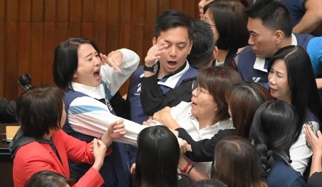 Adu Jotos di Parlemen Taiwan- Perselisihan Sengit Terkait Reformasi Adu Jotos di Parlemen Taiwan: Perselisihan Sengit Terkait Reformasi
