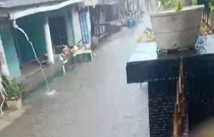 Banjir Melanda Kota Tanjungpinang, Warga Terpaksa Kuras Air yang Masuk Rumah