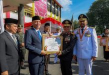 Bupati Pasaman Sabar AS Raih Penghargaan dari Gubernur Sumbar dalam Peringatan Hardiknas dan Hartoda 2024 Bupati Pasaman Sabar AS Raih Penghargaan dari Gubernur Sumbar dalam Peringatan Hardiknas dan Hartoda 2024