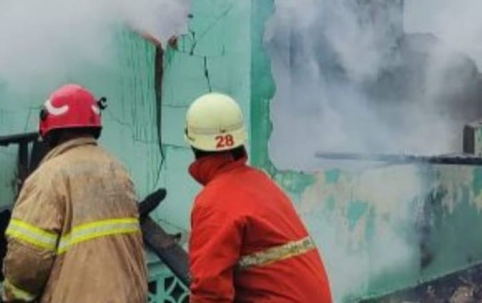 Dugaan Penyebab Rumah Kosong di Jalan Karet Tanjungpinang Hangus Terbakar