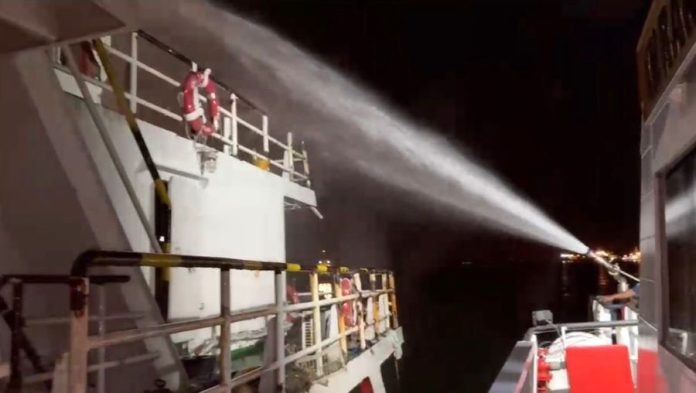 Evakuasi Kapal Tanker Minyak yang Terbakar di Perairan Tanjung Uban, Libatkan 5 Kapal Evakuasi Kapal Tanker Minyak yang Terbakar di Perairan Tanjung Uban, Libatkan 5 Kapal