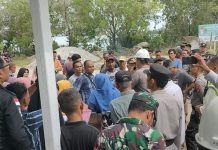 Unjuk Rasa Warga Tuntut PT KG Membebaskan Lahan Pemukiman Hingga Kompensasi